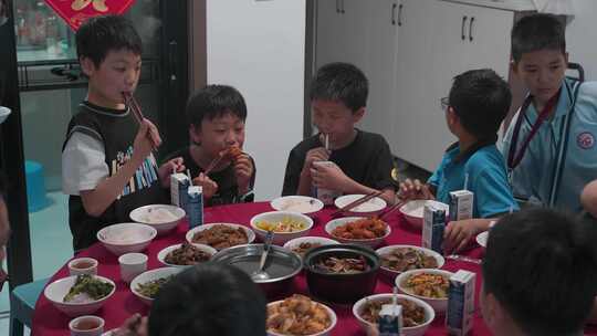 家庭聚餐 小朋友过生日 孩子们一起吃饭视频素材模板下载