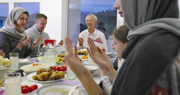 现代多民族穆斯林家庭在斋月盛宴期间一起开