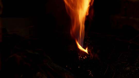 《熊熊烈火：古法铁匠炉火中的生命力》