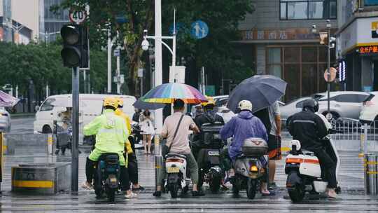 升格雨天的外卖小哥