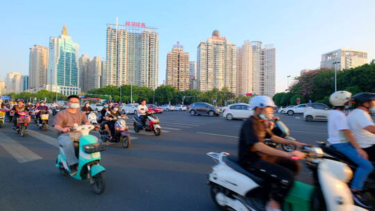 城市交通十字路口电动车视频素材模板下载