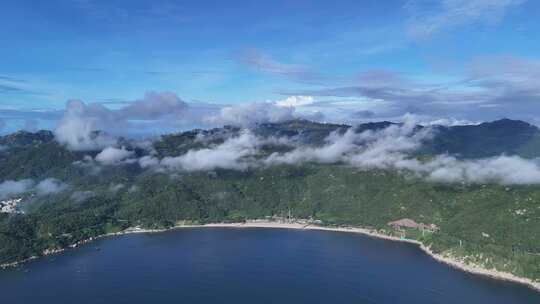 海上岛屿清晨云雾缭绕云海航拍