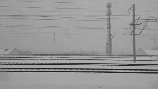 暴雪天乘坐高铁看车窗外景色
