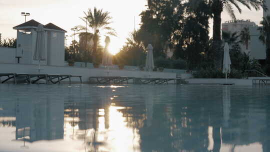 日落时的酒店游泳池
