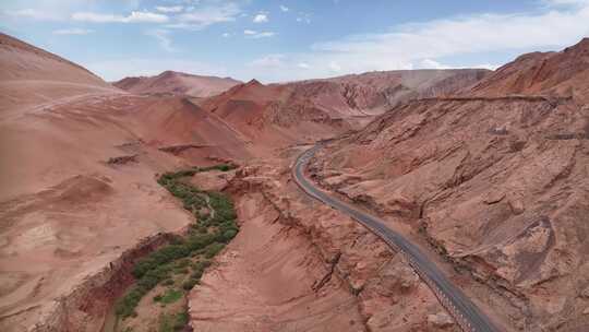 新疆吐鲁番火焰山木头沟河谷公路旅行风光