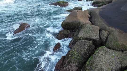 大海惊涛拍岸航拍