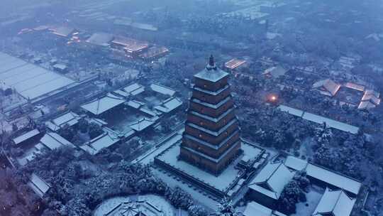 西安大雁塔亮灯雪景