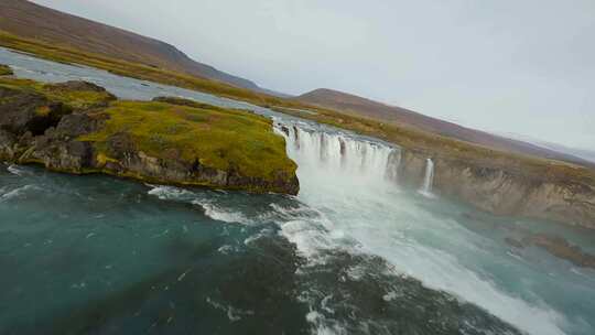 FPV拍摄了游客观看冰岛戈达福斯瀑布的照