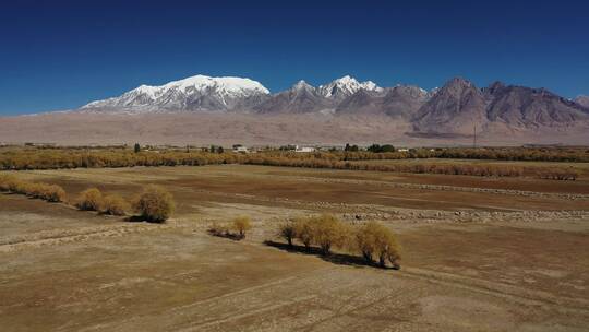 新疆帕米尔高原慕士塔格峰塔合曼乡村庄