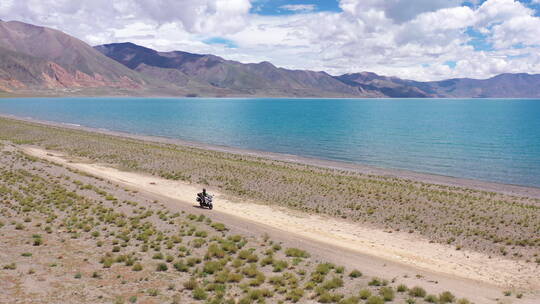 西藏阿里一错再措当惹雍错骑摩托车机车旅行视频素材模板下载