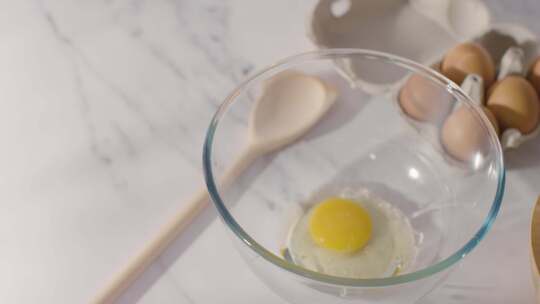 打鸡蛋 搅鸡蛋 搅拌鸡蛋 打蛋器搅拌鸡蛋视频素材模板下载