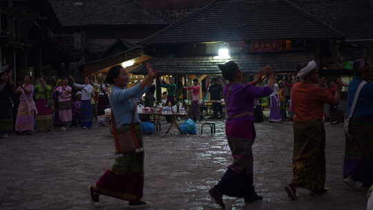 傣族古寨晚上活动表演跳舞