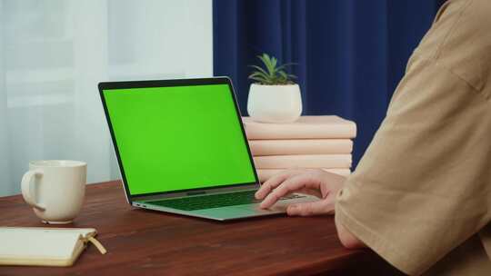 笔记本电脑、绿屏、办公室、书桌