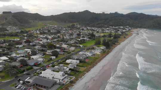 Waihi Beach的夏季海滩小镇的天线与冲浪海滩和海浪