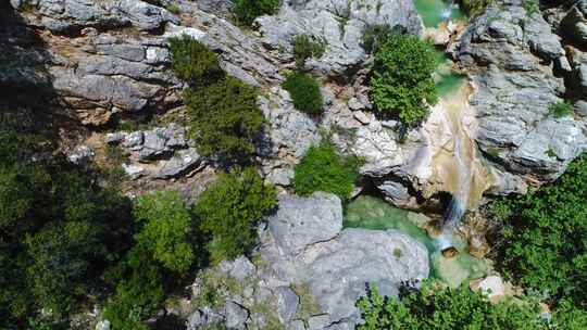 瀑布倾泻在岩石上，形成峡谷空中的绿松石水