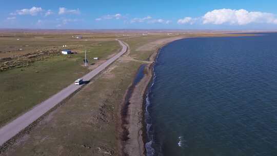 航拍青海湖断崖景区高原圣湖蓝天白云列车