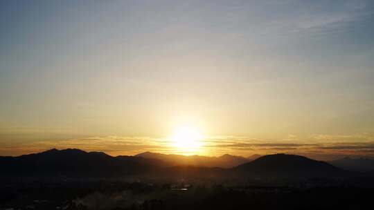 山日出延时山峰天空山脉群山远山太阳升起来