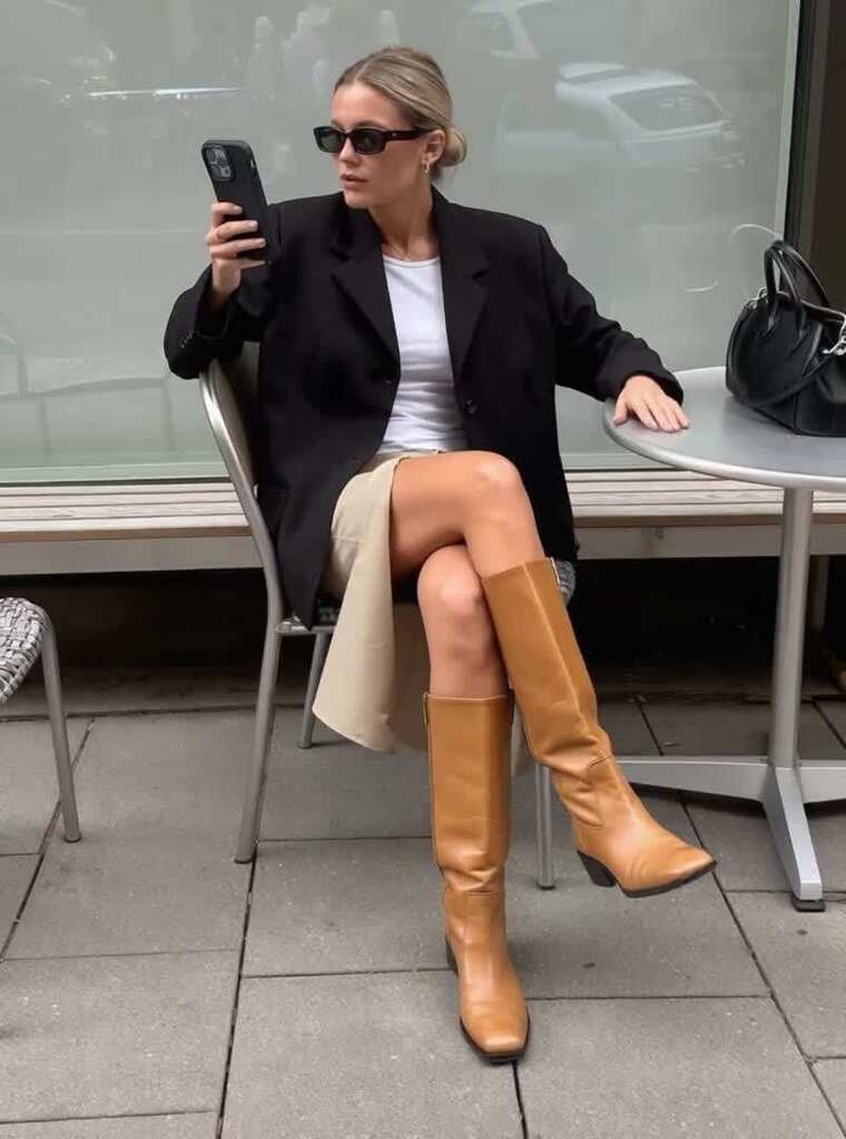 女性户外坐着使用手机素材