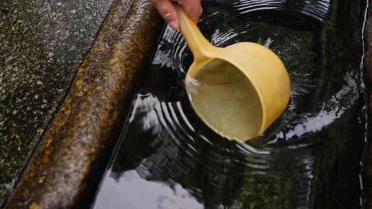 长沙百年古井白沙古井打水喝水慢动作