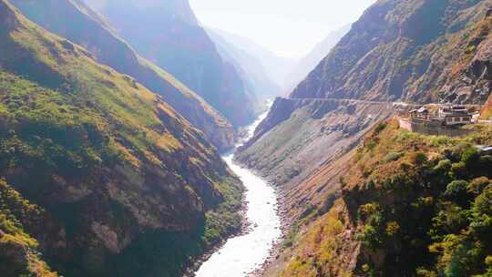 香格里拉虎跳峡金沙江大峡谷