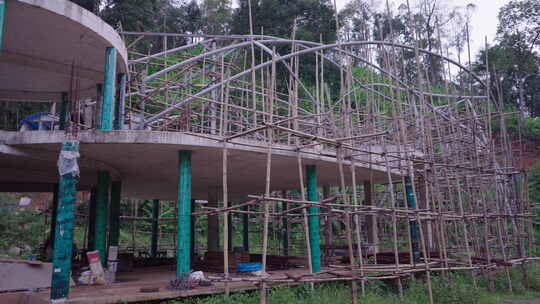 泰国清迈磅邦在建建筑的脚手架杆结构
