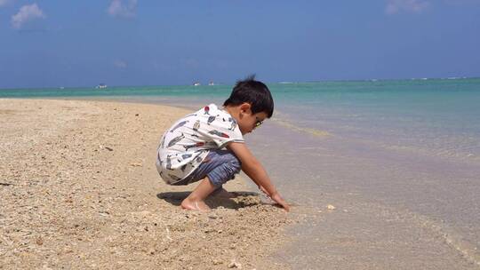小男孩海边沙滩玩沙打招呼视频素材模板下载