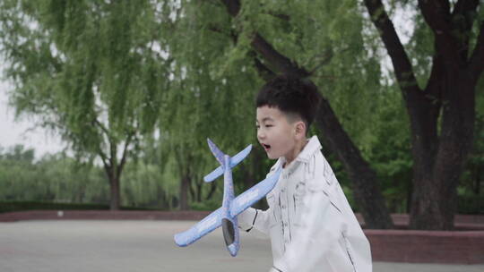 快乐的小男孩玩开飞机游戏