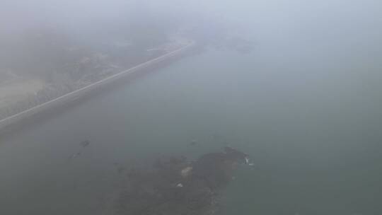 航拍福建泉州惠安崇武古城雾天海岸风景视频素材模板下载