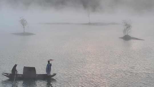 寒江孤影清晨水面小船薄雾