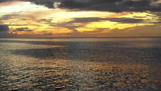 夕阳下的海面