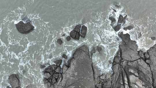 俯拍大海礁石海浪景象