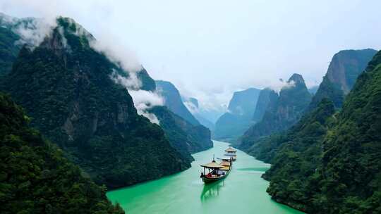 青山绿水间的游船风景