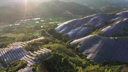 夕阳下山上的太阳能光伏发电站