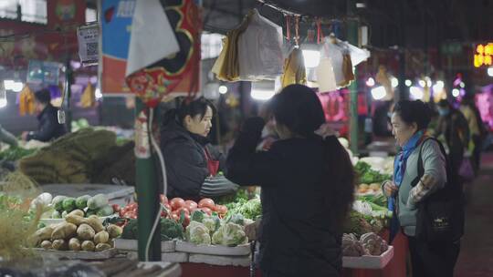 4k 孤单 老人 菜市场 买菜 寒风孤独