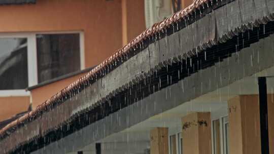 雨滴从屋顶落下