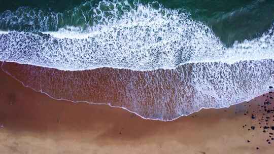 海浪拍打沙滩海边沙滩