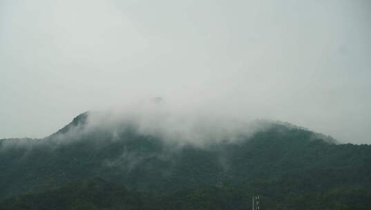 山林云雾弥漫景象