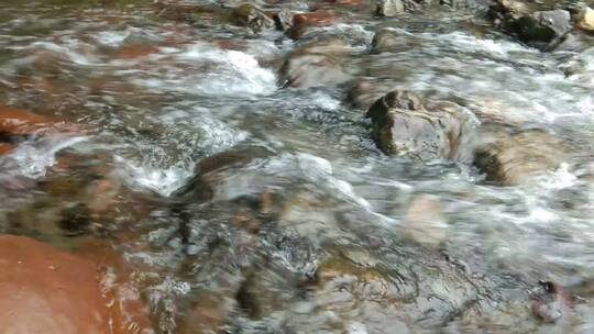 水质农村小溪清澈的河水水流