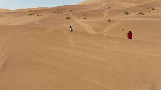 航拍沙漠中的人视频素材模板下载