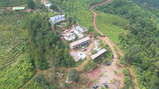 航拍山里的越野车营地