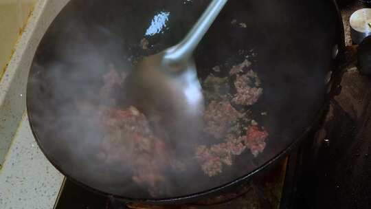 肉馅炒制麻婆豆腐底料