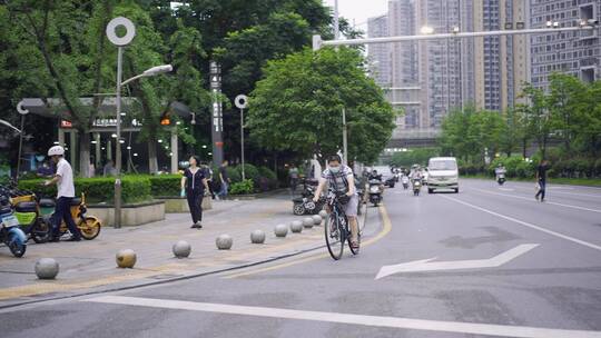 街上骑自行车绿色出行的市民
