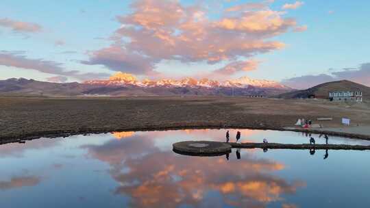 航拍雅拉雪山晚霞日照金山倒影