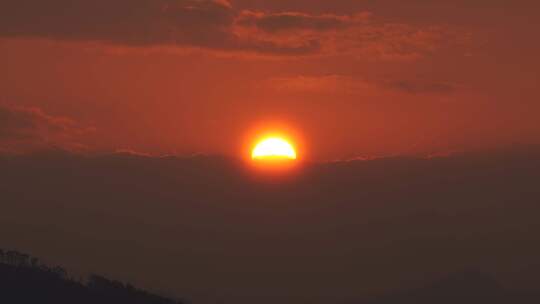 天空太阳云层阳光日出实拍黄昏日落夕阳晚霞