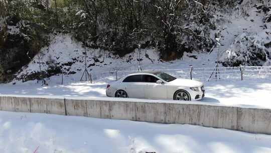 奔驰小轿车在雪地公路行驶旅行航拍雪景雾凇