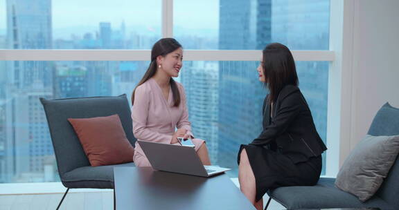 两位女企业家在办公室协商沟通交流制定计划