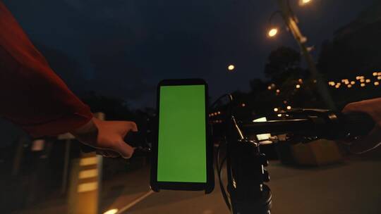 用绿屏手机的骑行者视频素材模板下载