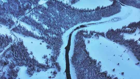 航拍新疆雪山风光