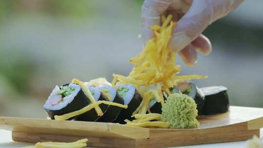 厨师用薯条装饰日本寿司