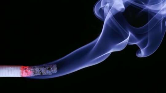 香烟燃烧产生烟雾特写